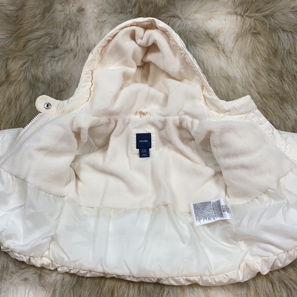 ❌Sold❌ 6-12 Month Gap Off-White Puffer Coat with Hood - Picture 4 of 10